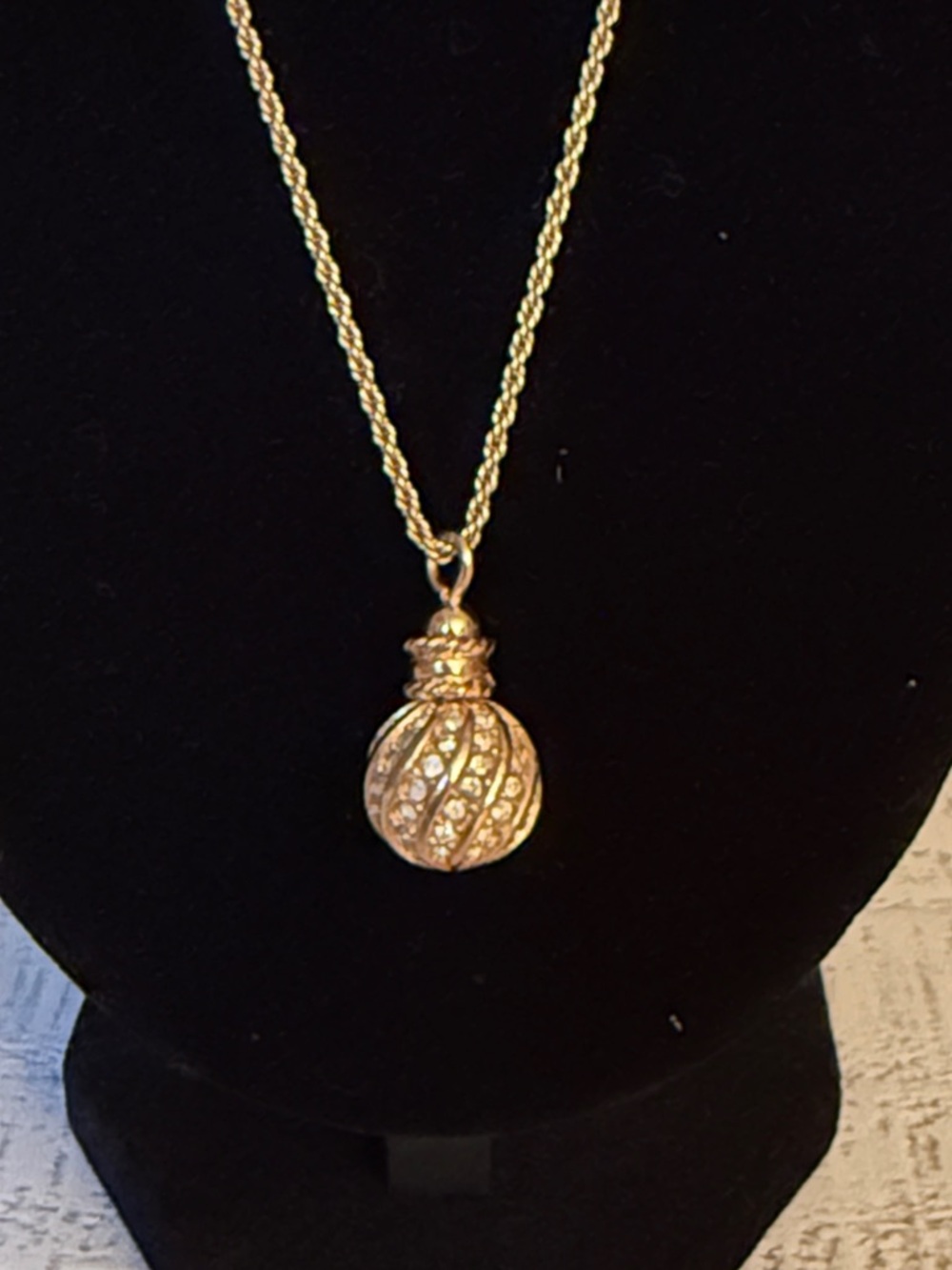 Dior Gold Rope Chain Necklace with Textured Pendant COA included - Picture 4 of 6